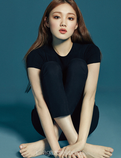 Lee Sung-kyung feet photo 12