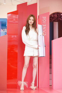 Lee Sung-kyung feet photo 8
