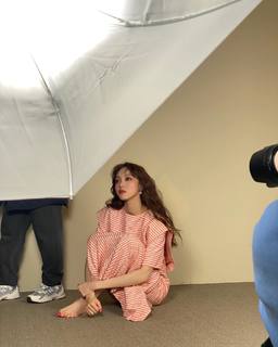 Lee Sung-kyung feet photo 13