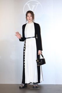 Lee Sung-kyung feet photo 8