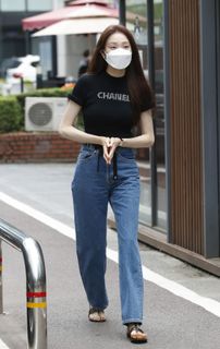 Lee Sung-kyung feet photo 5