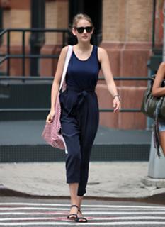 Leelee Sobieski feet photo thumbnail