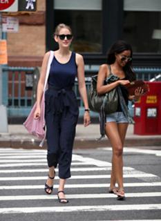 Leelee Sobieski feet photo thumbnail