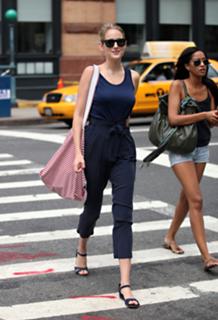 Leelee Sobieski feet photo thumbnail