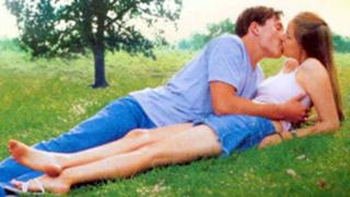 Leelee Sobieski feet photo thumbnail