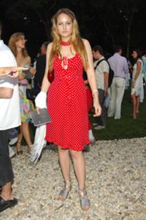 Leelee Sobieski feet photo thumbnail