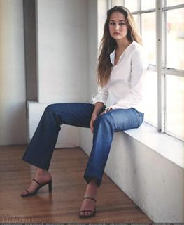 Leelee Sobieski feet photo thumbnail