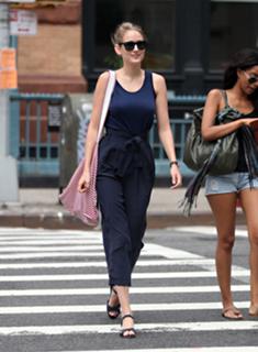 Leelee Sobieski feet photo thumbnail