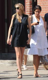 Leelee Sobieski feet photo thumbnail