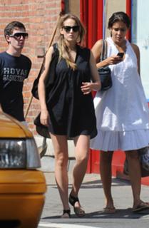 Leelee Sobieski feet photo thumbnail