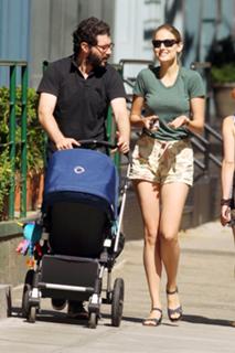 Leelee Sobieski feet photo thumbnail