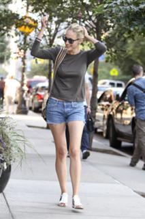 Leelee Sobieski feet photo thumbnail