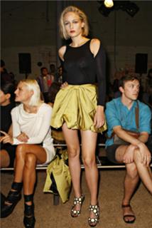 Leelee Sobieski feet photo thumbnail