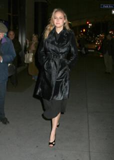 Leelee Sobieski feet photo thumbnail