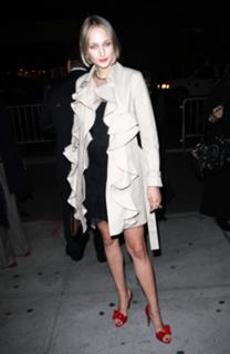 Leelee Sobieski feet photo thumbnail