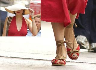 Leelee Sobieski feet photo thumbnail
