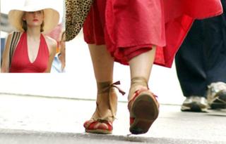 Leelee Sobieski feet photo thumbnail