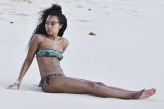 Leigh-Anne feet photo thumbnail