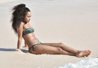 Leigh-Anne feet photo thumbnail