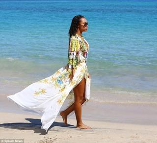 Leigh-Anne feet photo thumbnail