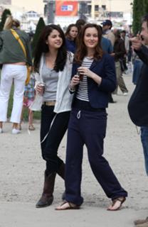 Leighton Meester feet photo thumbnail