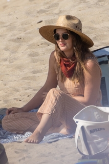 Leighton Meester feet photo thumbnail