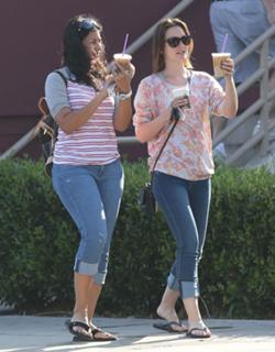 Leighton Meester feet photo thumbnail