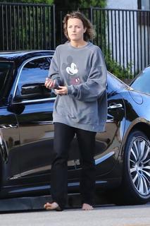 Leila George feet photo thumbnail