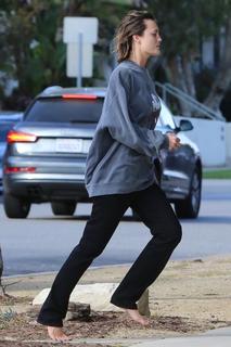 Leila George feet photo thumbnail