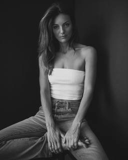 Leila George feet photo thumbnail