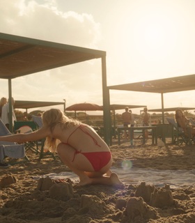 Leila George feet photo thumbnail