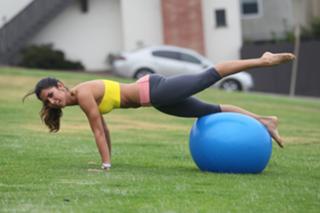 Leilani Dowding feet photo thumbnail