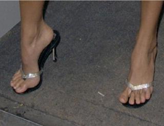 Leilani Dowding feet photo thumbnail