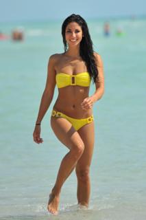 Leilani Dowding feet photo thumbnail
