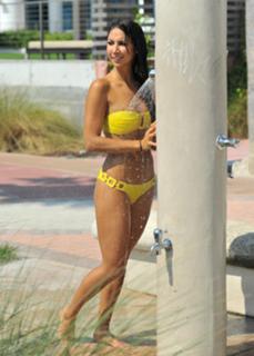 Leilani Dowding feet photo thumbnail