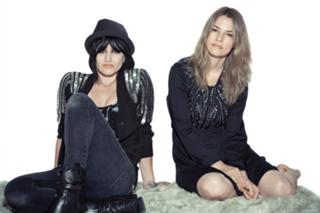 Leisha Hailey feet photo 2