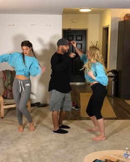 Lele Pons feet photo thumbnail