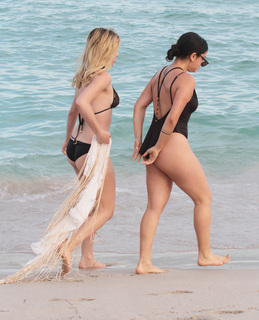 Lele Pons feet photo thumbnail