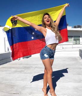 Lele Pons feet photo thumbnail