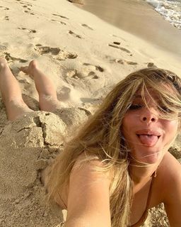 Lele Pons feet photo thumbnail