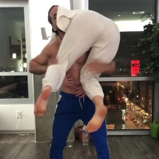 Lele Pons feet photo thumbnail
