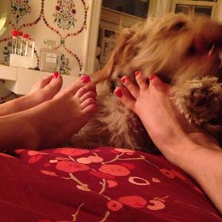 Lena Dunham feet photo thumbnail