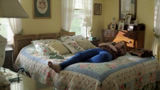 Lena Dunham feet photo thumbnail