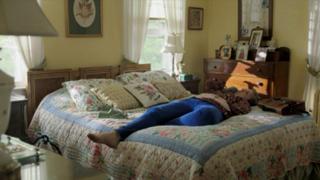 Lena Dunham feet photo thumbnail