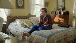 Lena Dunham feet photo thumbnail