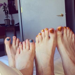 Lena Dunham feet photo thumbnail