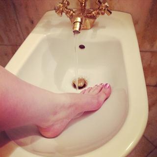Lena Dunham feet photo thumbnail