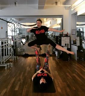 Lena Dunham feet photo thumbnail