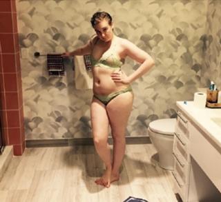 Lena Dunham feet photo thumbnail