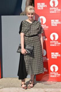 Lena Dunham feet photo thumbnail